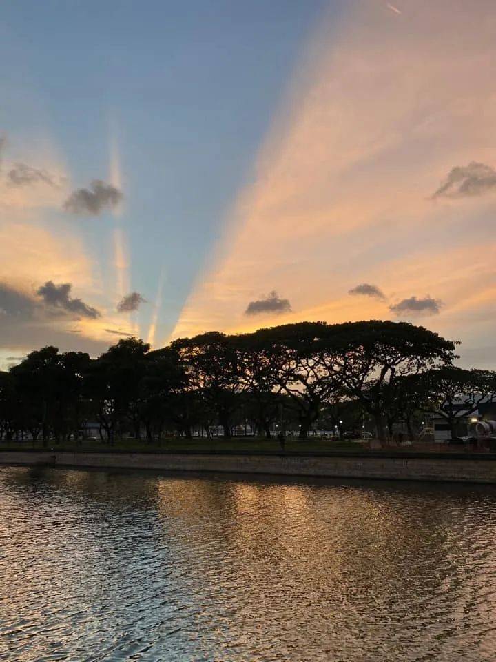 罕见!新加坡再现神奇天象,万道光芒从天空射下,50张美图刷屏