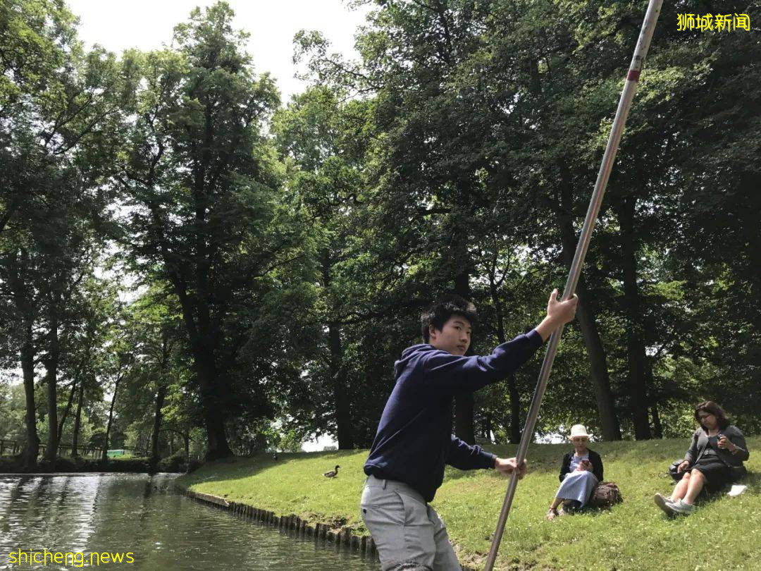 23岁的牛津本硕荣誉学生,却选择到新加坡的这所学校当化学老师