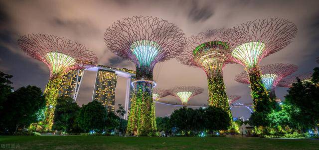 新加坡GDP約3720億美元，人口570萬，它發展的怎樣