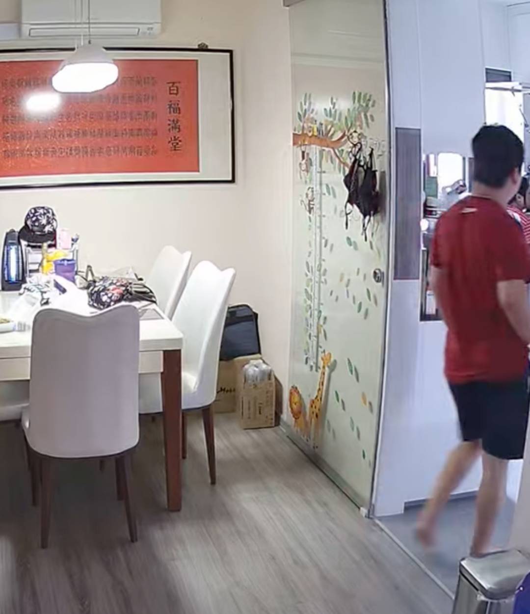 家里的玻璃门突然自爆!天气太热,新加坡用这个东西要小心