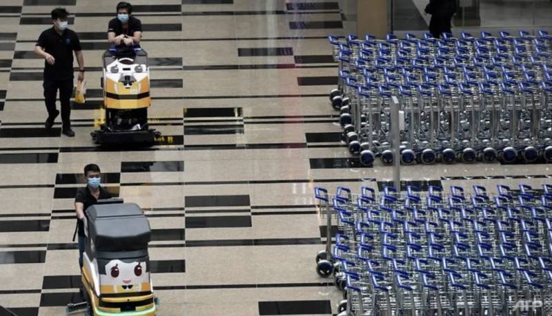 偷渡團夥成員確診新冠！網友建議他遊泳離開新加坡