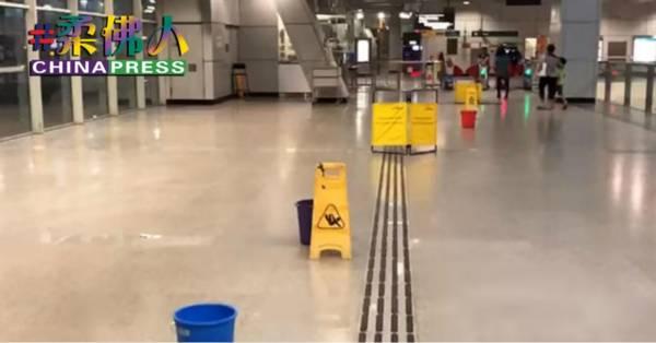 榜鹅地铁站 下“室内雨” 水桶排成一直线接水