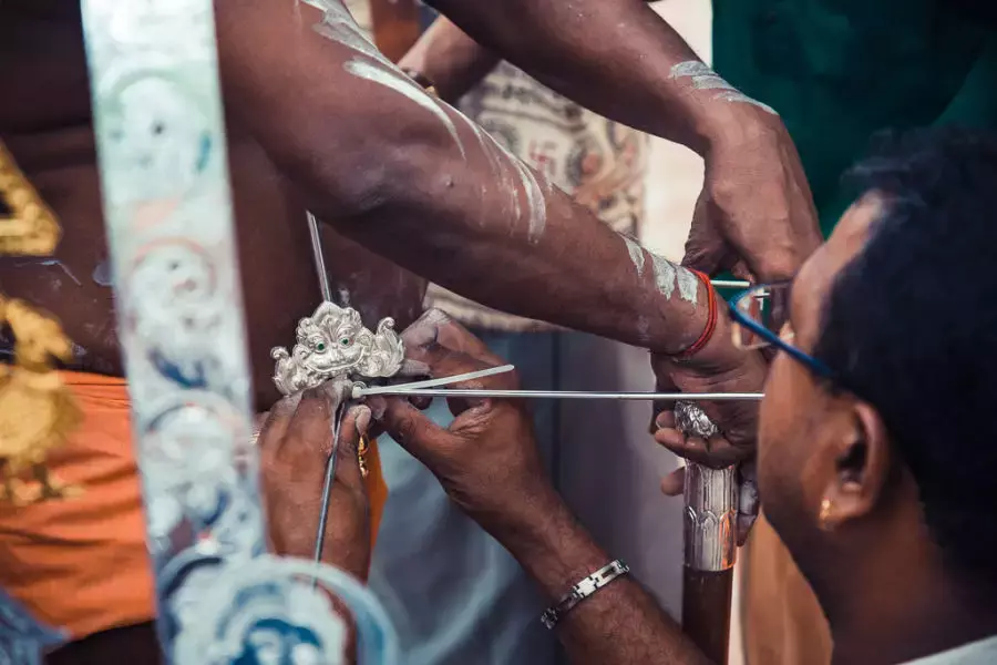 頭頂牛奶、鋼針刺入身體 ... 李總理說這個新加坡節日,今年不一樣