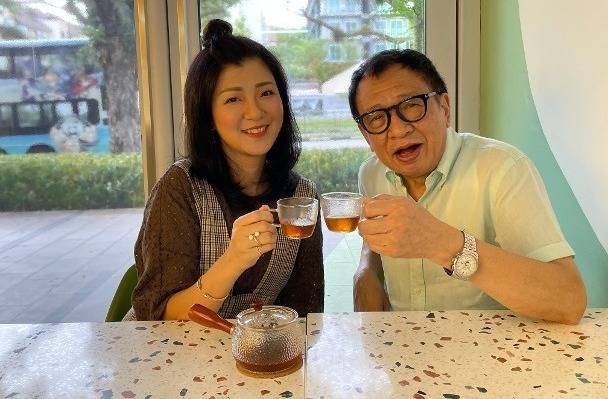 爱女在狮城开Cafe　许绍雄留守店内做“招财猫” 