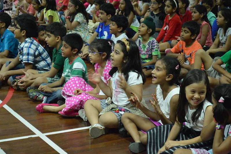 儿童节花样百出!新加坡给大人放假、西班牙糖果游行、巴西要挨针、英国“打”老师