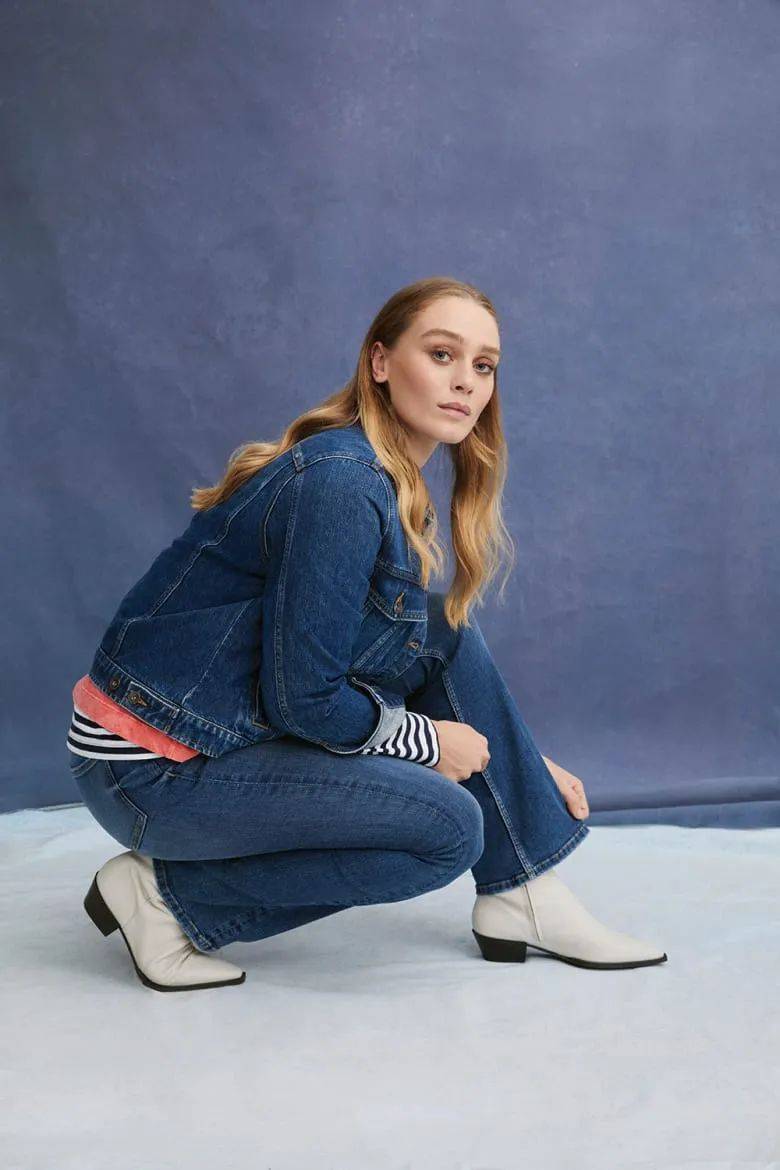 经典服装牛仔裤的创新美,让你穿出新花样