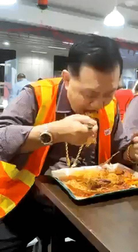 驚呆！新加坡公交司機脖子上戴幾公斤的金鏈子，什麽來頭