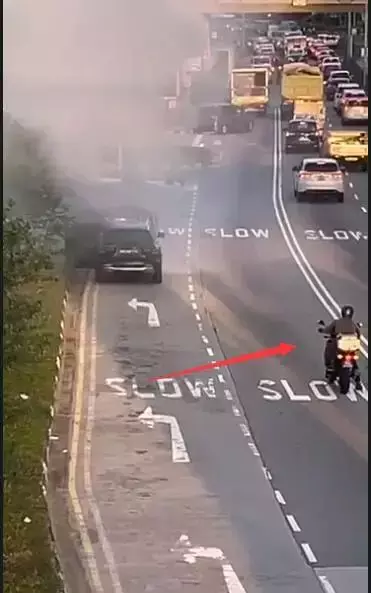 新加坡豪車突然路邊起火，“黑騎士”一波操作帥呆了