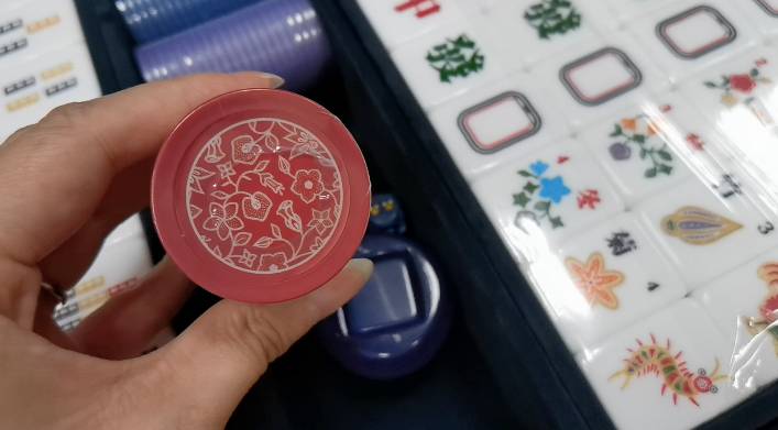 新航竟開始賣“空姐制服”，又被搶空！限量版麻將獨家開箱來了