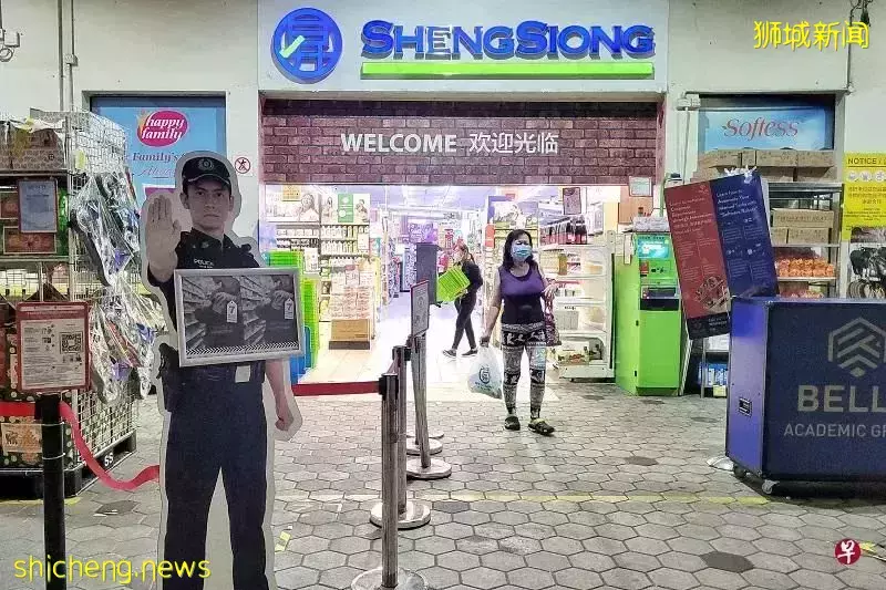 你敢相信嗎？在這家新加坡超市，員工患冠病缺勤，由億萬富翁大老板頂班搬豬肉