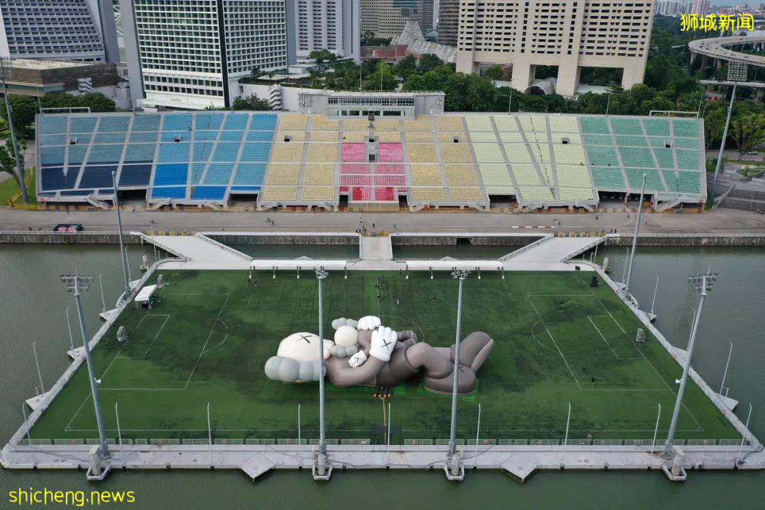 终于等到你！“KAWS:HOLIDAY” 世界巡回展来到新加坡！42米雕塑作品空降滨海湾