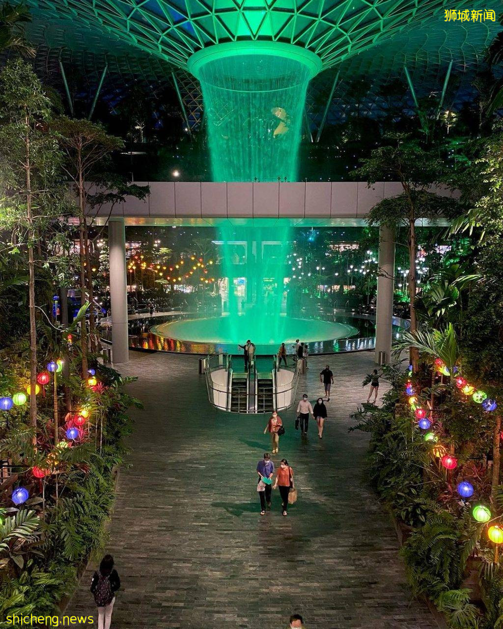 Jewel Changi機場園林挂上燈籠🏮一片流光溢彩、等你來打卡😍猜對燈籠數量可贏取禮券