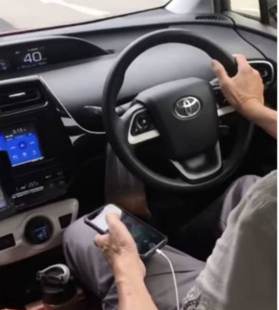 新加坡德士开车“炫技”引网友狂怼，无手驾驶、盘腿捉“精灵”作死