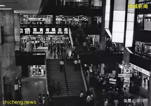 45 張照片,捕捉 1971 年新加坡的街景,來尋找中華文化的痕迹吧