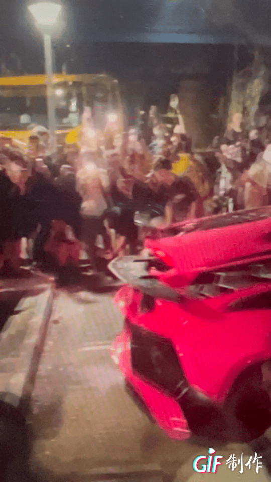 炸街!重型车辆、跑车和摩托车队神秘聚集新加坡芽笼,深夜齐鸣笛