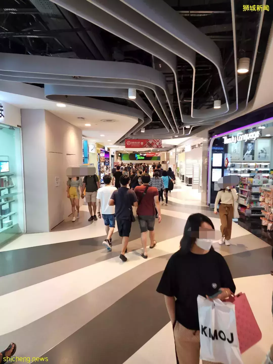 首个解封周末!新加坡全岛到处是人,机场、酒吧、商场,连新山也挤满!或进一步解封