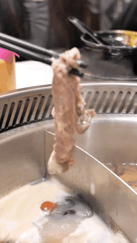 新加坡這家九宮格火鍋太贊了！不限量自助、免費湯底、送飲料