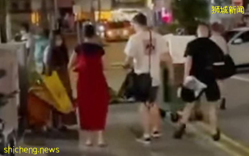 拍飞告示牌误伤路边小孩 四青年被调查