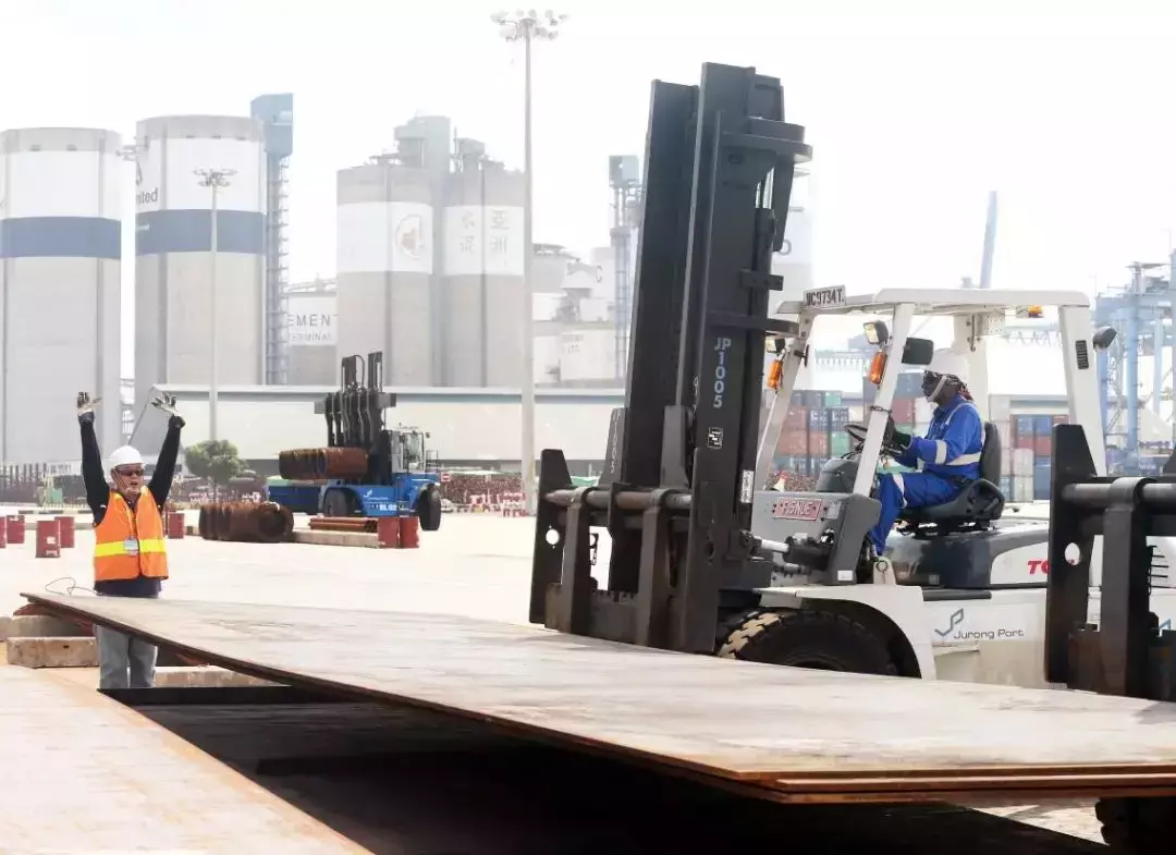 太大膽!新加坡一男子欲賄賂護士僞造冠病疫苗接種記錄 抵觸防止貪汙法令昨早被控