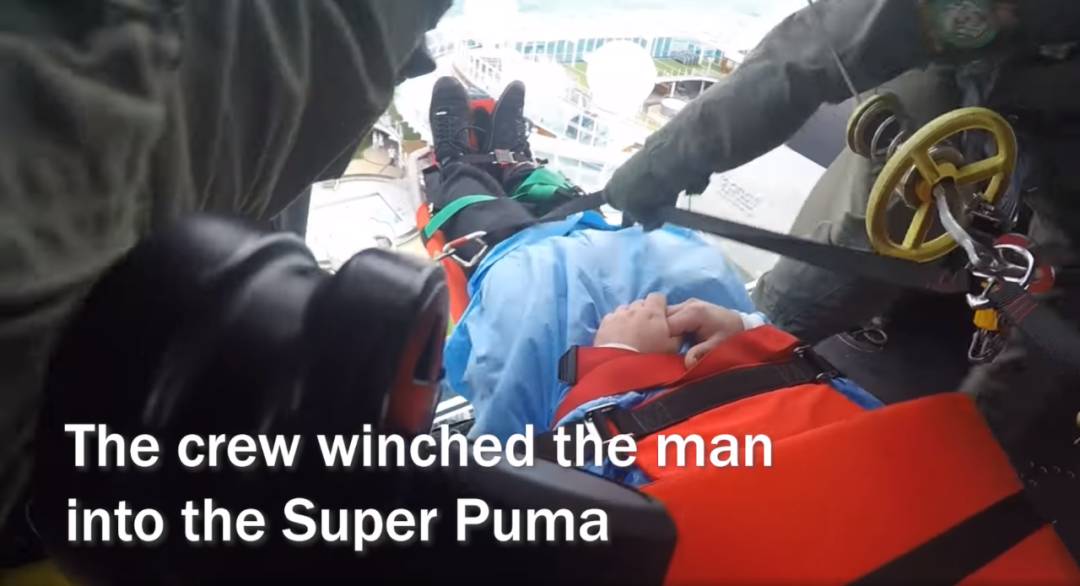 新加坡空軍出動直升機，爲了從遊輪上救人