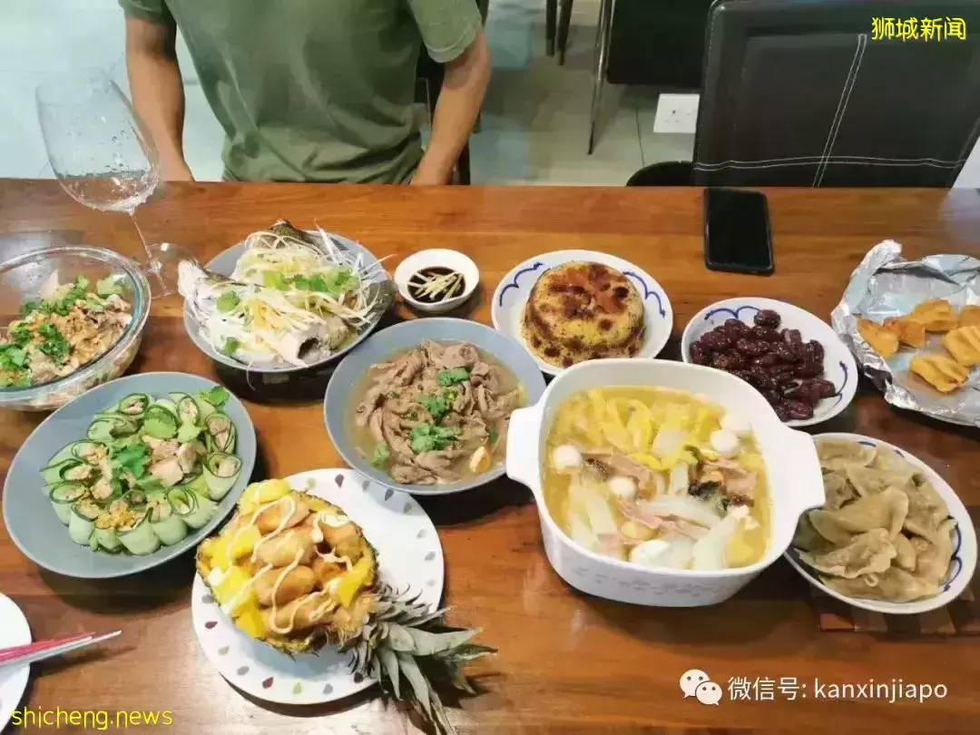 “两年多没回家了,我在新加坡挺好的,还给自己做了年夜饭,爸妈别惦记...”