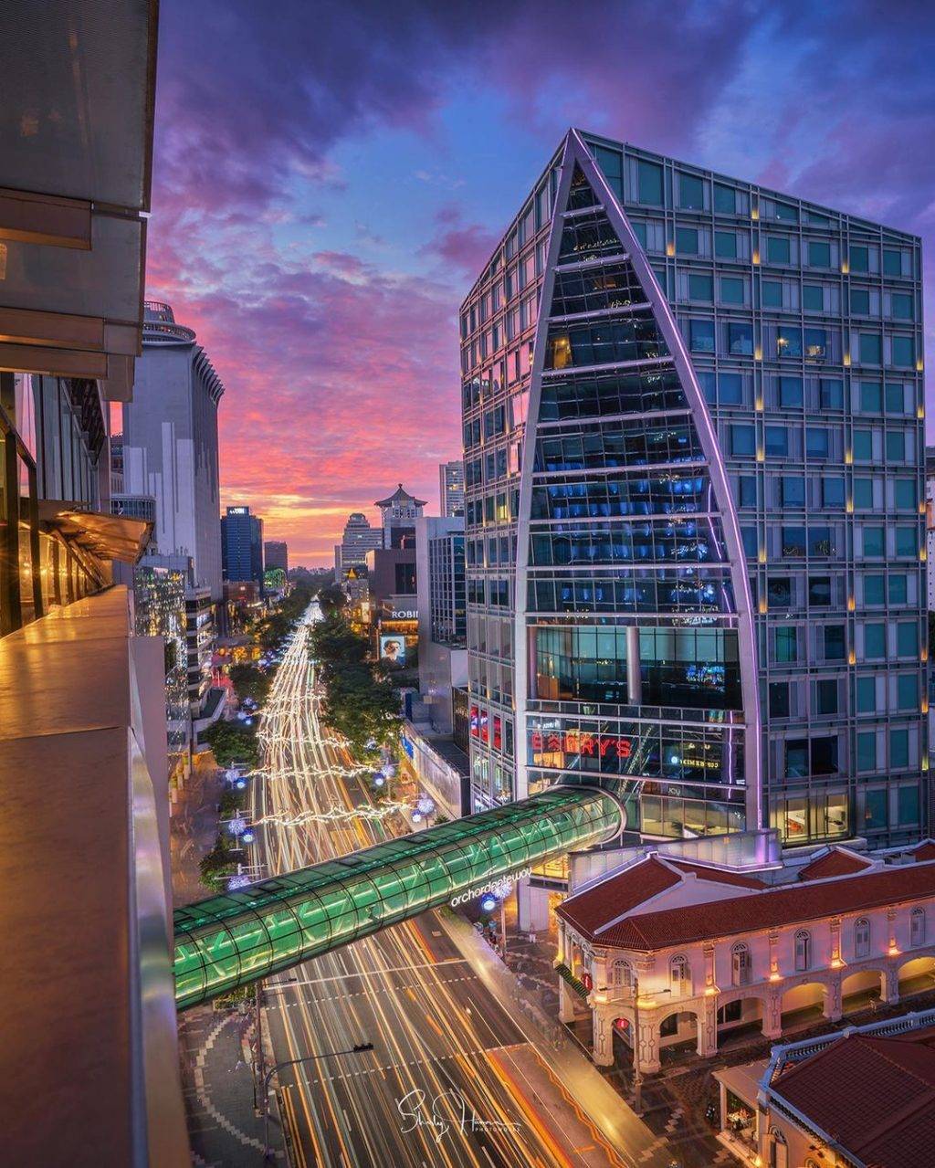 你知道这里吗🤫 乌节路上的行人天桥!白天朝气蓬勃、夜晚幽静神秘💫 一个空间带出两种氛围