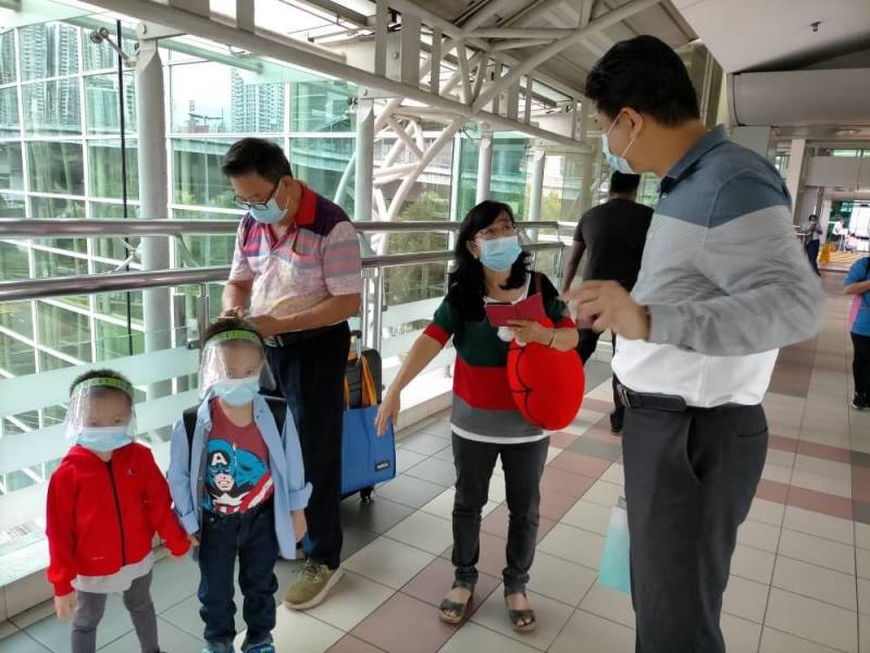 【新冠肺炎】哥哥赴新上學　小兄弟關卡相擁道別