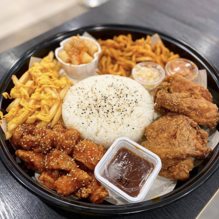 “下班後，看著獅城的炸雞店，眼淚不爭氣的從嘴角流下來”