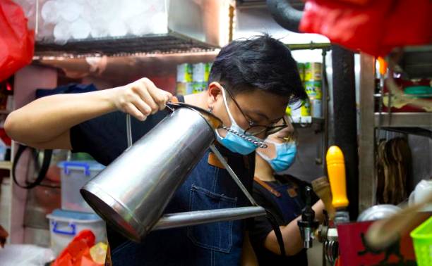 賭馬贏錢約友飲酒 “球童”叔與車齊消失!青年放棄上大學 接手亡父飲料攤