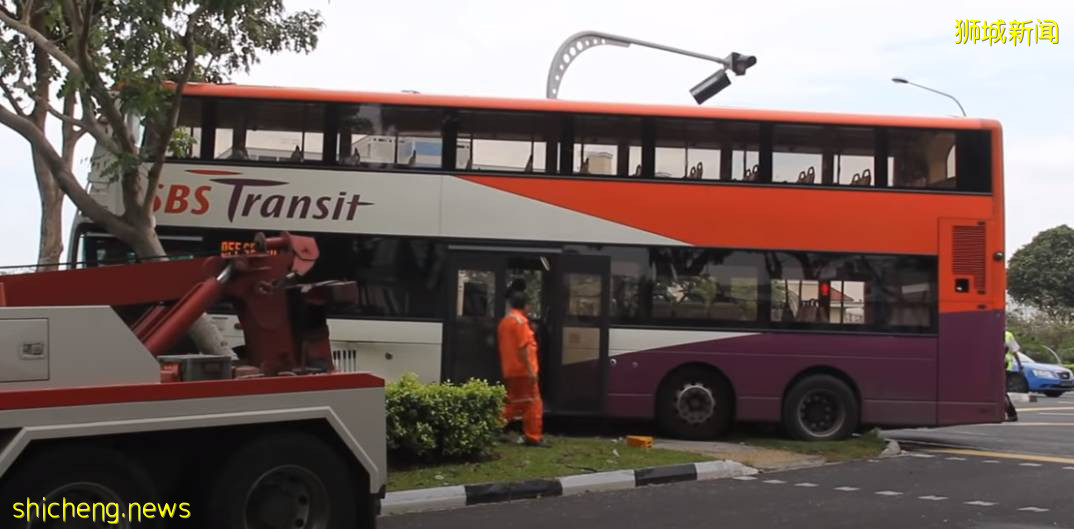 突发!新加坡一巴士从高处摔下,90度翻车窗户全碎!14人被紧急送往医院