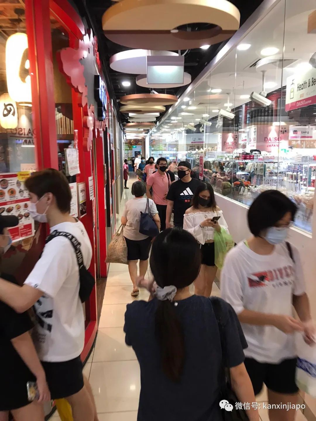 进入解封第二阶段，新加坡地铁和商场人流增加一倍