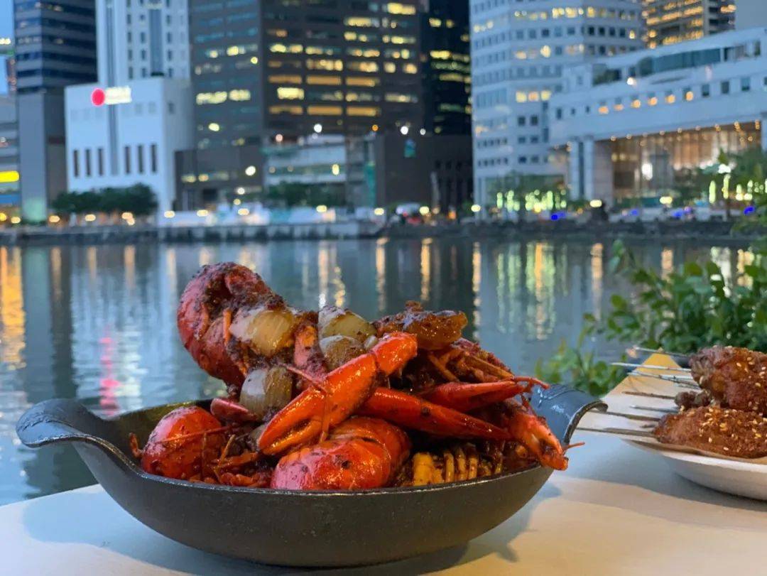 新加坡河边无敌美景,现在居然吃烤鱼海鲜送茅台了