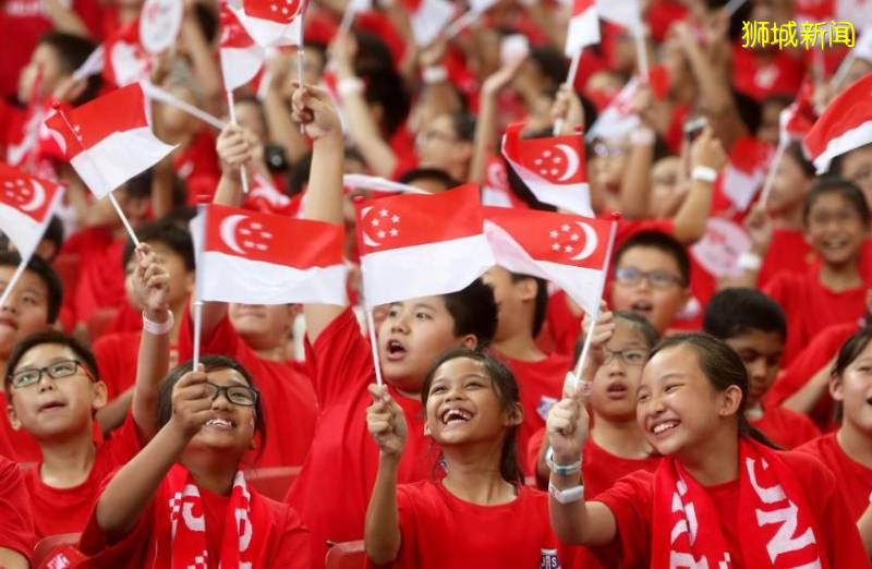 坦克、戰鬥機、傘兵出動!55年了,新加坡終于讓全世界感動哭泣