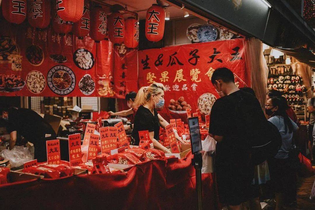 前天牛車水到處是人!新加坡嚴懲防疫違規,20組人在公園被罰款