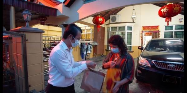 鄒裕豪 陳泓賓 化身“送貨員” 送驚喜給遊子家人