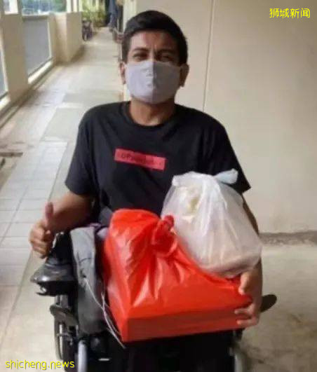 身残志坚！新加坡坐轮椅的快递员冒雨搭公共运输准时交货