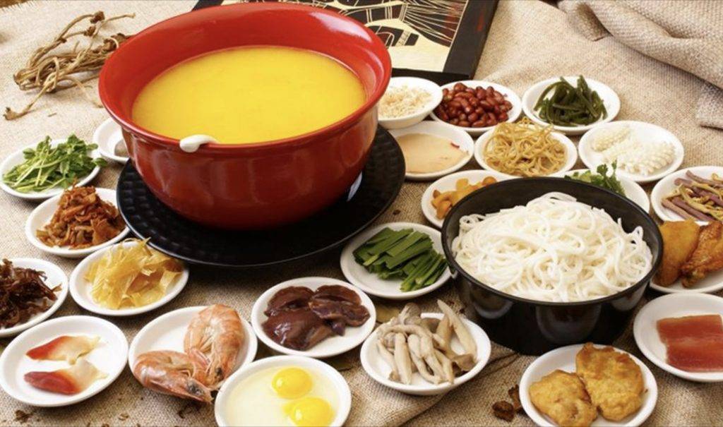 哇！新加坡最正宗、超鮮美的雲南過橋米線！配菜只要3.5新幣，還有半價烤魚促銷耶