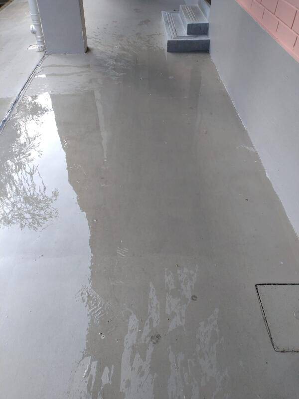 不滿路人吵鬧 亂丟垃圾 阿叔門口潑水趕人