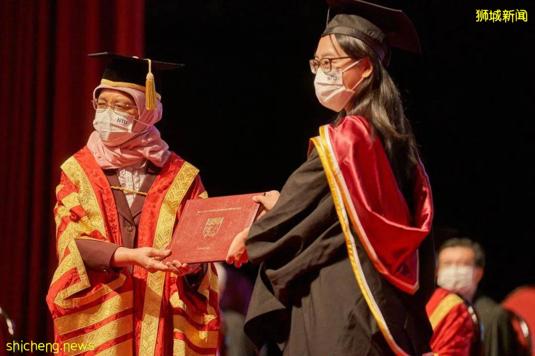 南洋理工大学举行2021届线下毕业典礼，新加坡总统出席