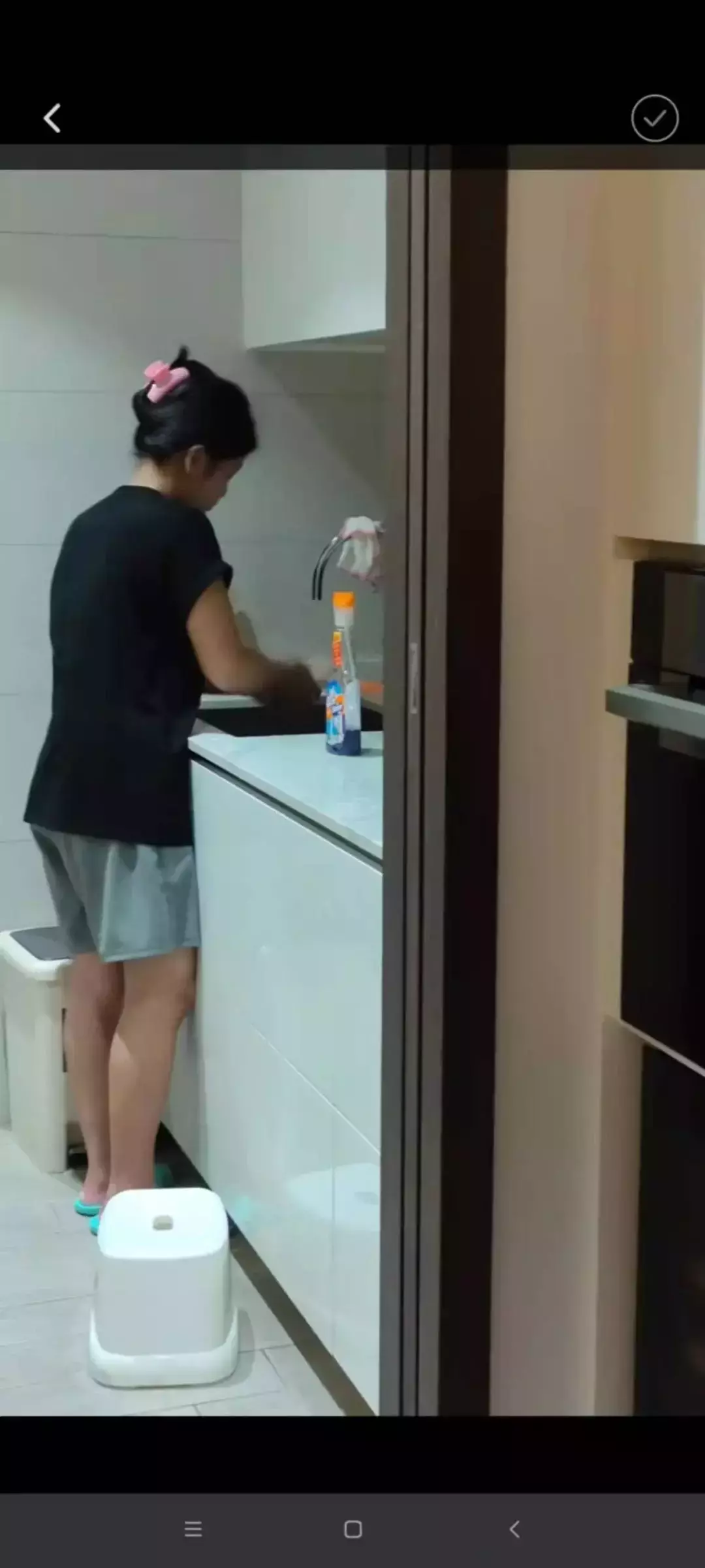 一波三折！加了10個中介＋面試N次，好不容易請到女傭，她卻進了新加坡警察局