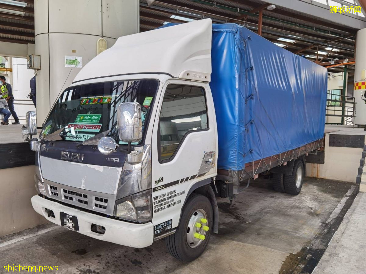 马国爆米花货车企图走私四千多条漏税香烟 被当局查获