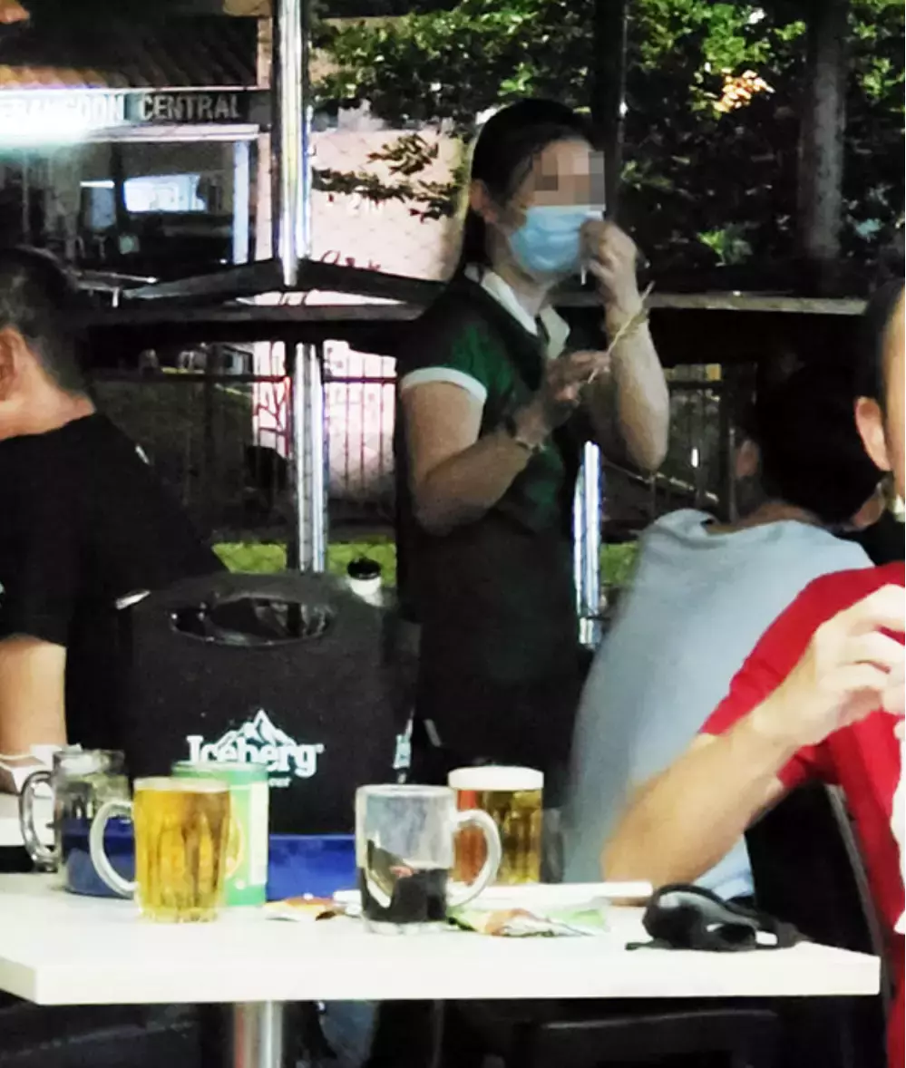 泰国美女街头无“罩”半裸卖煎饼！新加坡也出现过