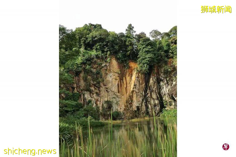 悬崖岩块崩落坠湖 惊动在场公众