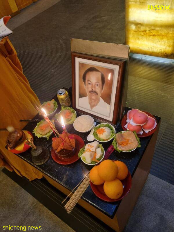 夫染疫心脏病逝 妻隔窗悲伤道别