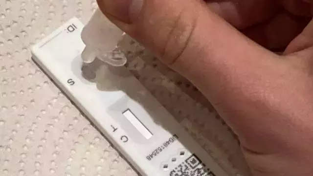 昏迷、吐血!新加坡孕妈两度感染新冠,从鬼门关走一遭后产下宝宝