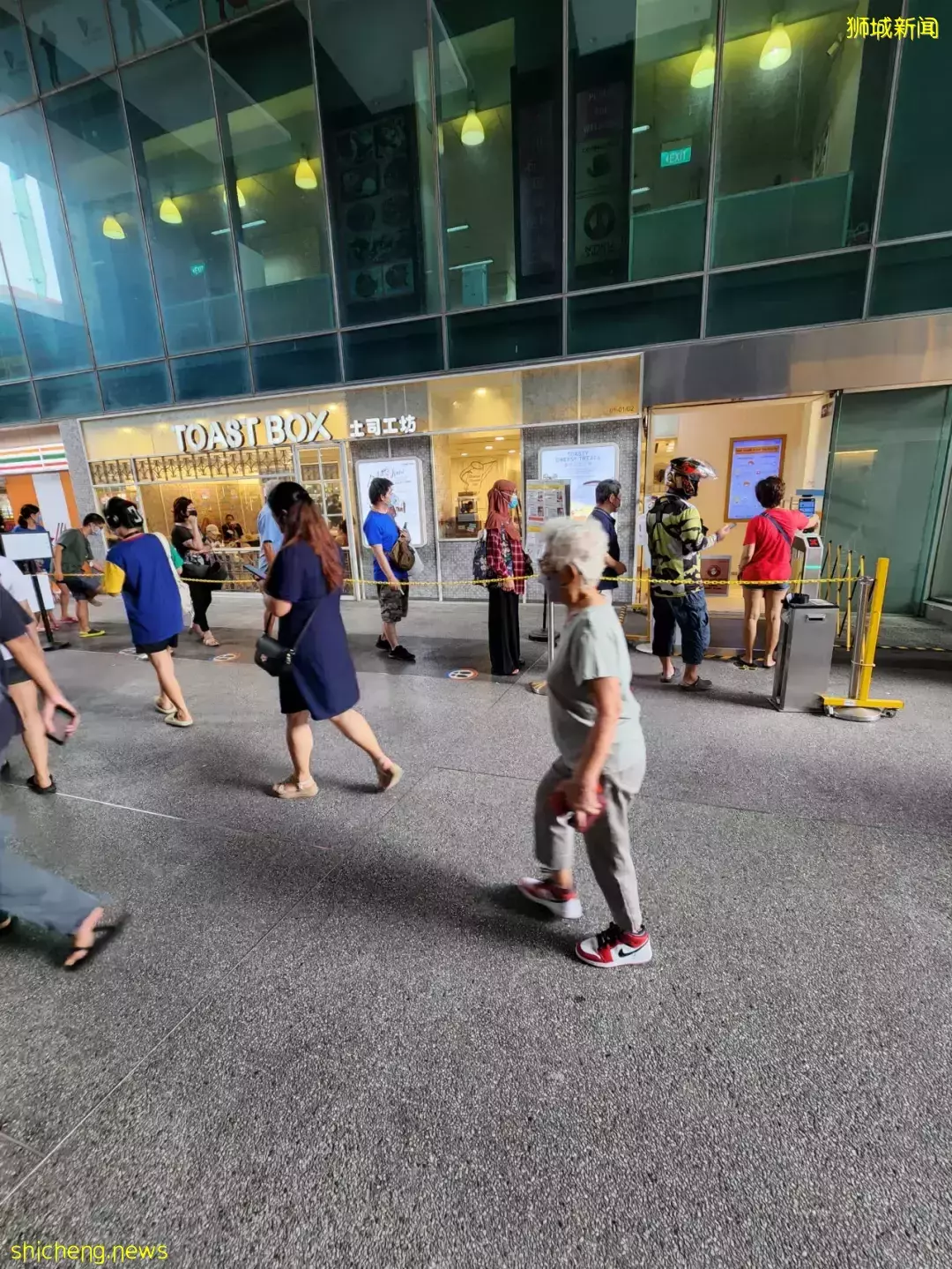 實拍周日的新加坡:商場、景點、食閣到處是人!又一波放寬政策來了