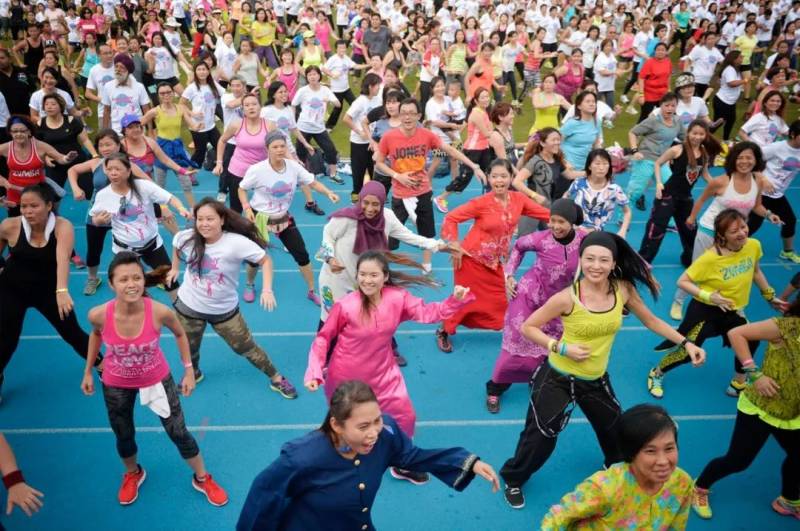 新加坡两个印度小伙当街殴打华人安哥，视频传疯了