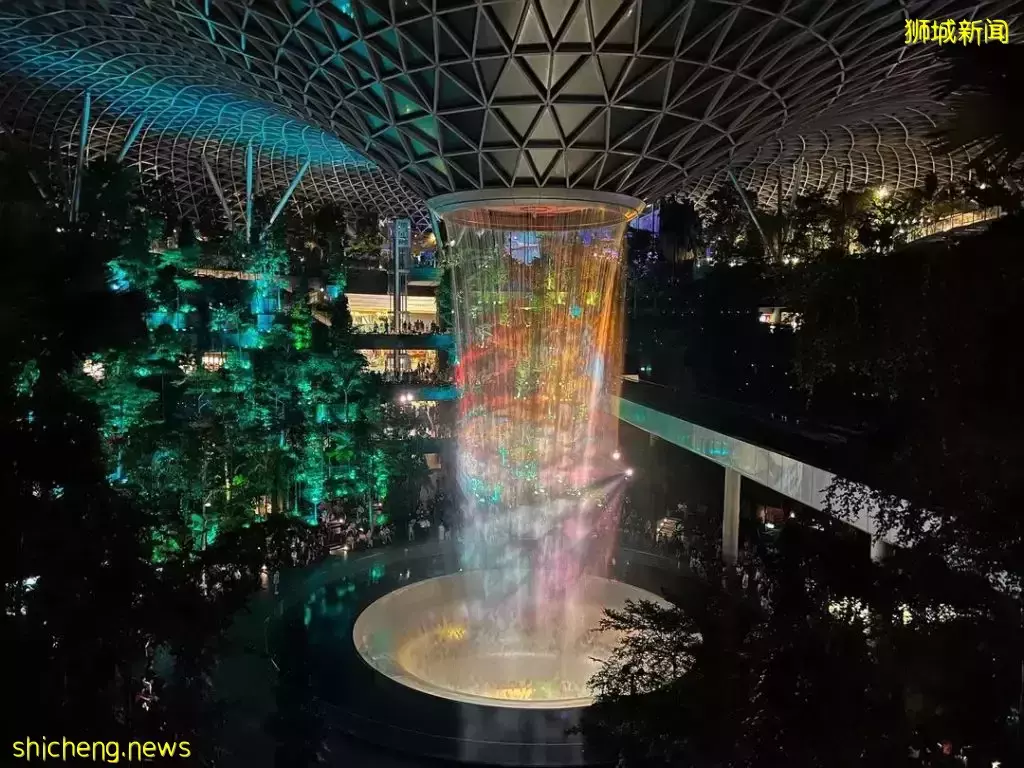 星耀樟宜室内垂空水幕灯光秀绚丽回归🤩 每晚8PM准时表演,多种版本免费观看