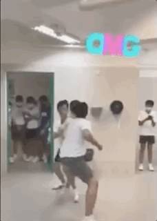 新加坡這所頂級名校，發生了激烈的衛生間大戰