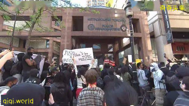 加拿大也开始闹了!多伦多市爆发千人游行示威 反对针对黑人的种族主义!